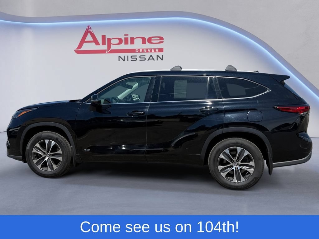 Used 2022 Toyota Highlander XLE AWD/4WD image 2