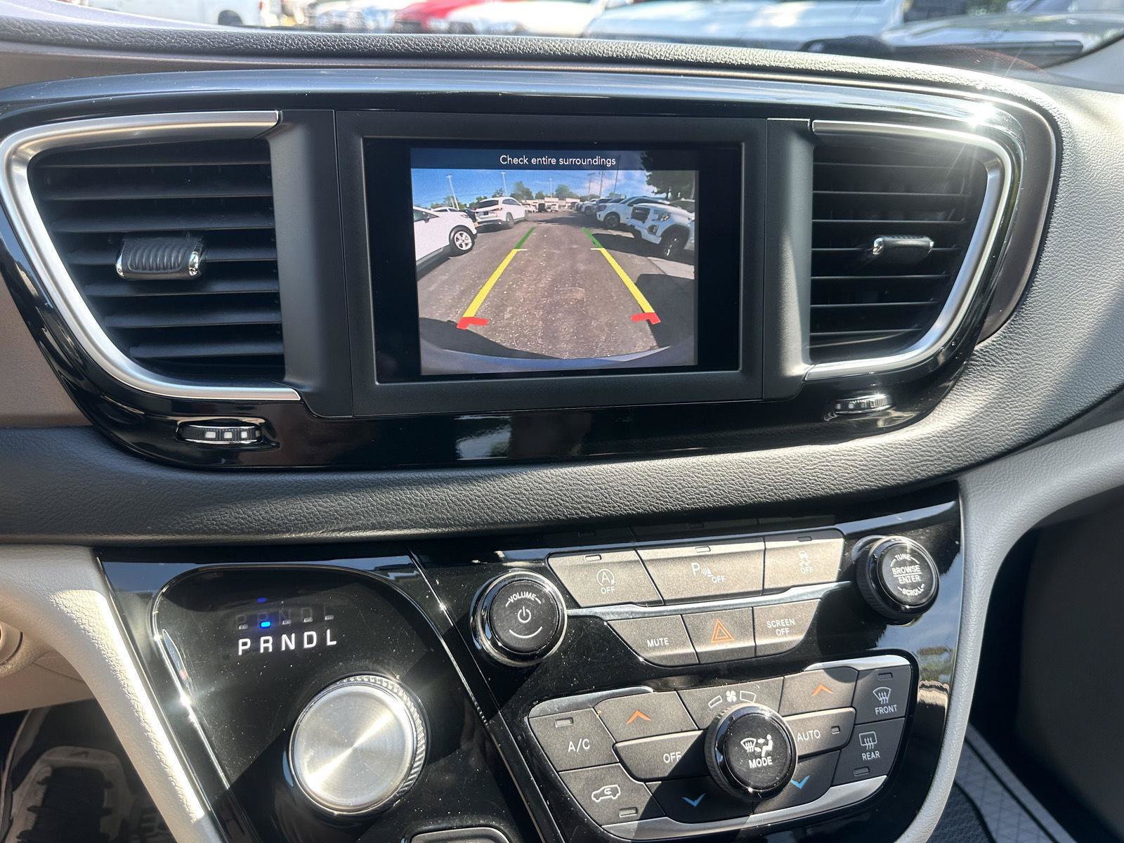 Used 2018 Chrysler Pacifica Touring-L FWD image 27