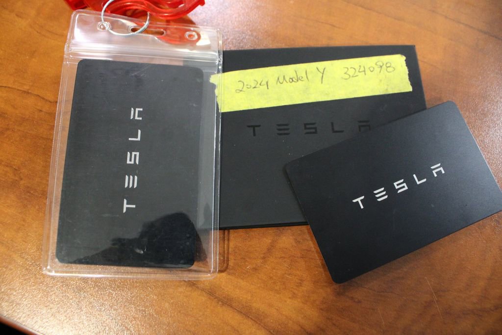 Used 2024 Tesla Model Y Long Range AWD/4WD image 35