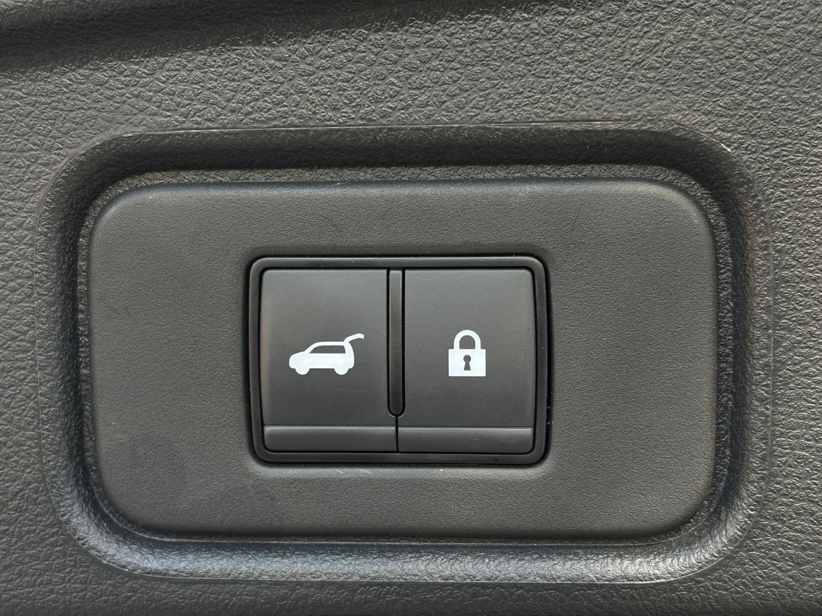 Used 2025 Nissan Pathfinder SV image 22