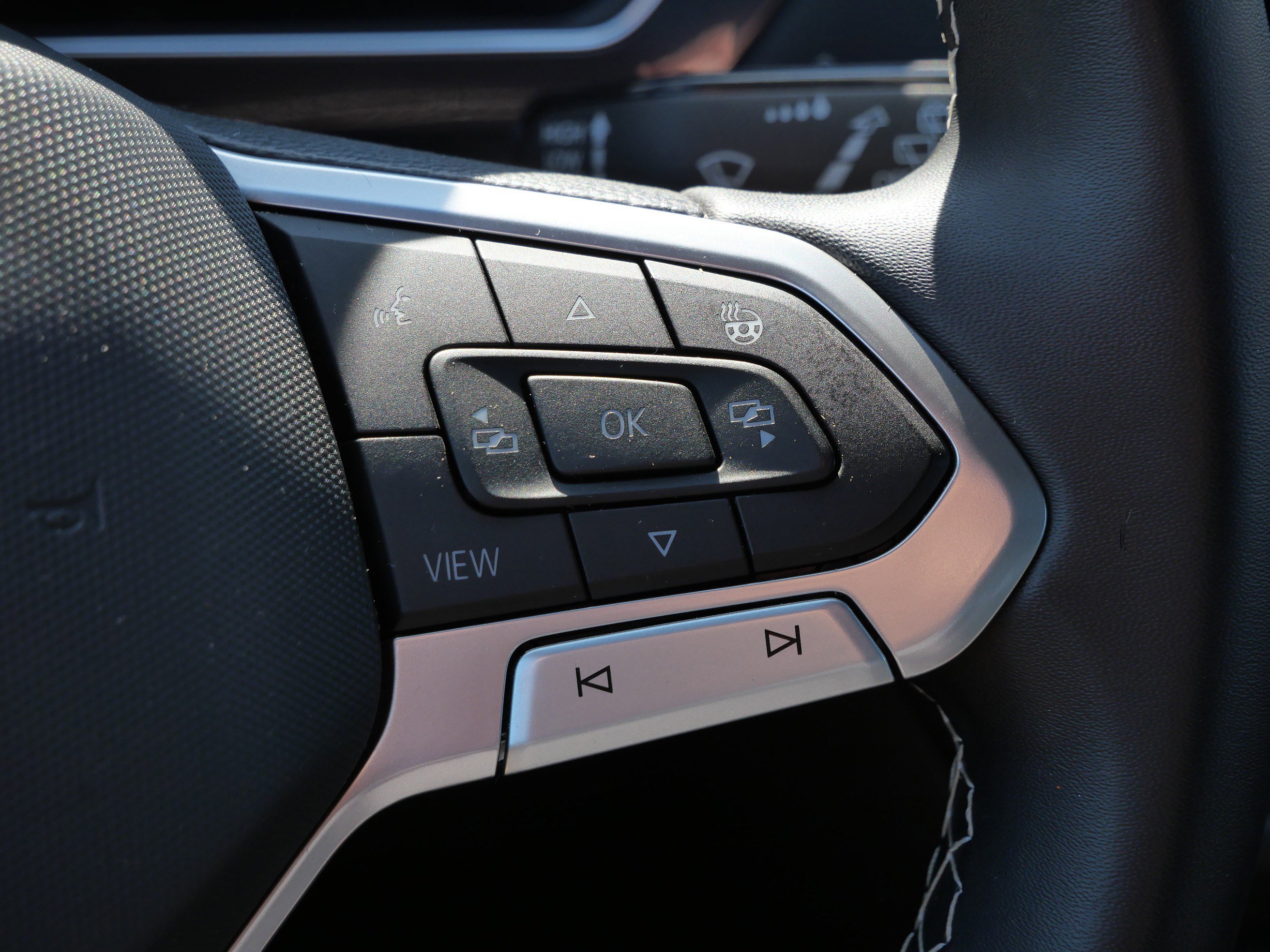 Used 2023 Volkswagen Tiguan SEL R-Line image 32