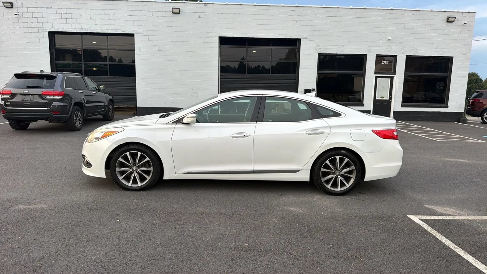Used 2017 Hyundai Azera FWD image 4