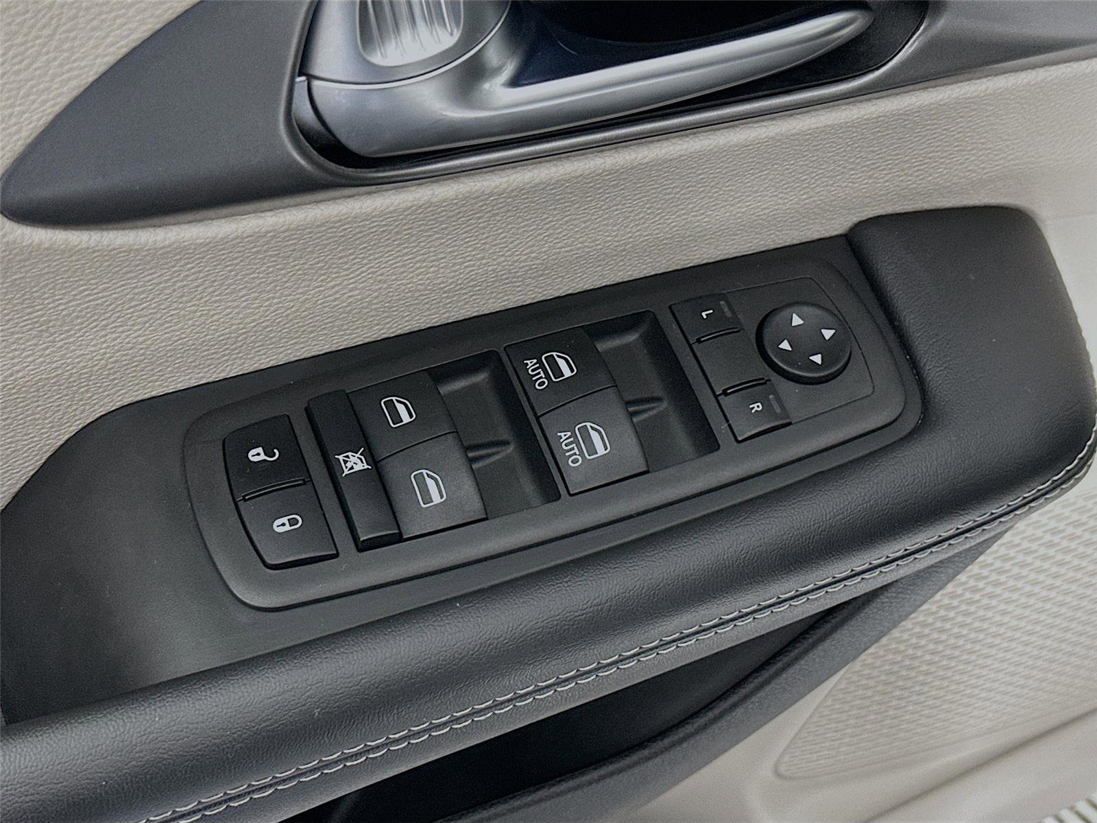Used 2024 Chrysler Pacifica Select image 21