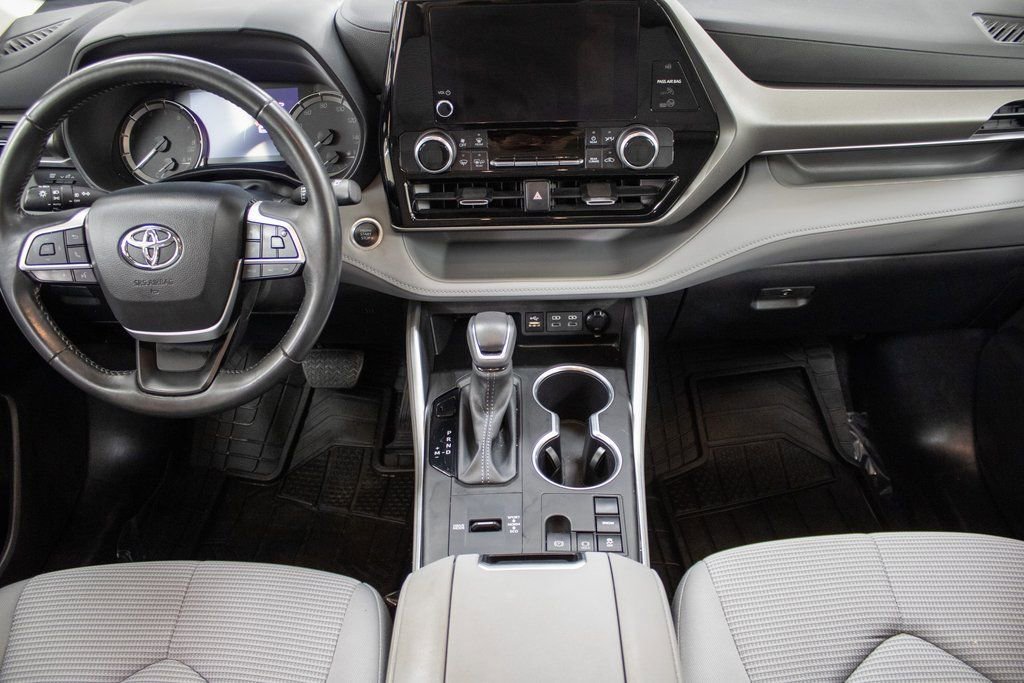 Used 2024 Toyota Highlander LE image 9