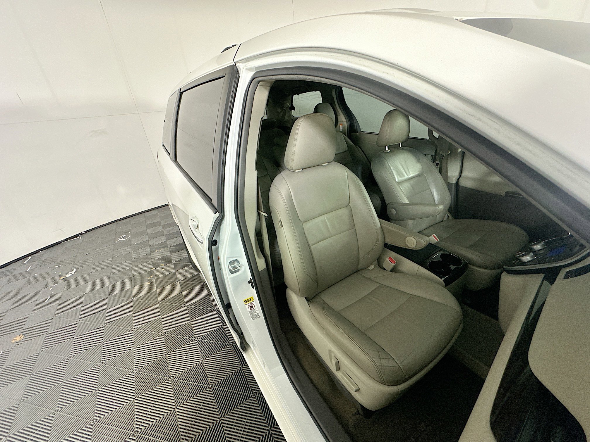 Used 2017 Toyota Sienna XLE image 31