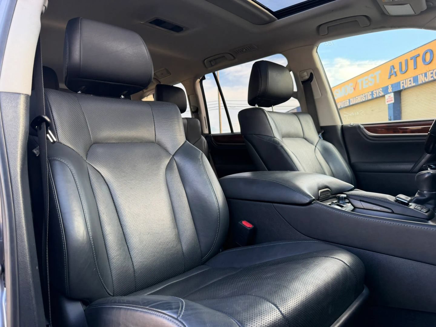 Used 2016 Lexus LX 570 4WD w/ Luxury Package image 17
