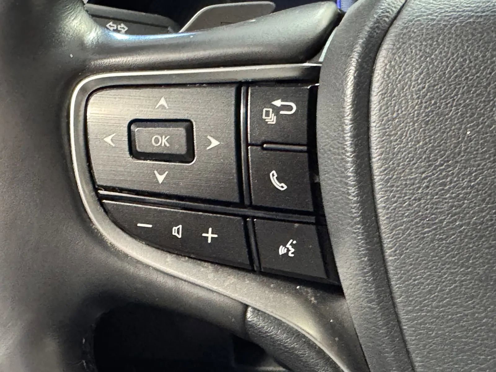 Used 2023 Lexus ES 300h w/ Premium Package image 17