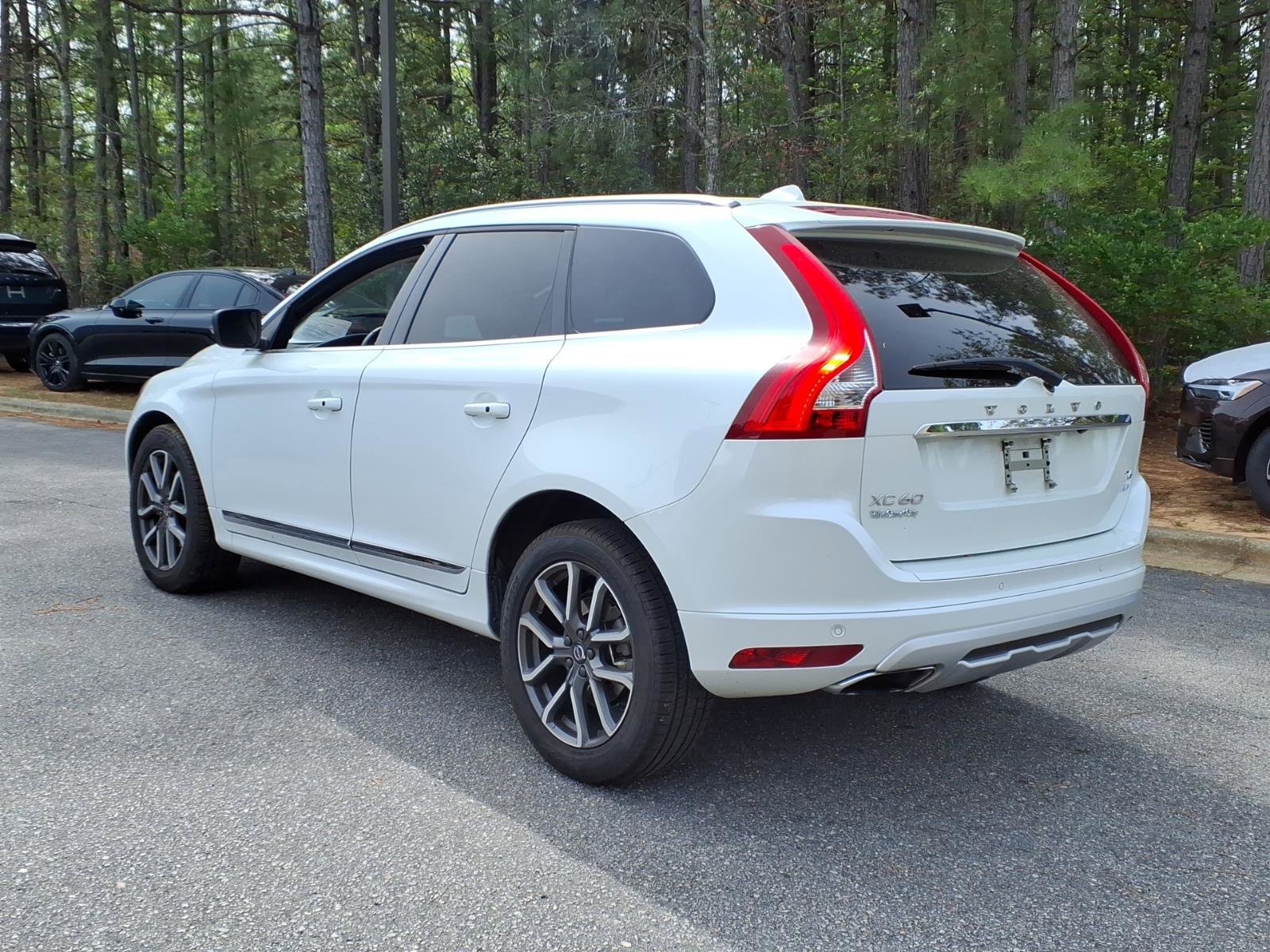 Used 2017 Volvo XC60 T6 Dynamic w/ Preferred Option Package image 5