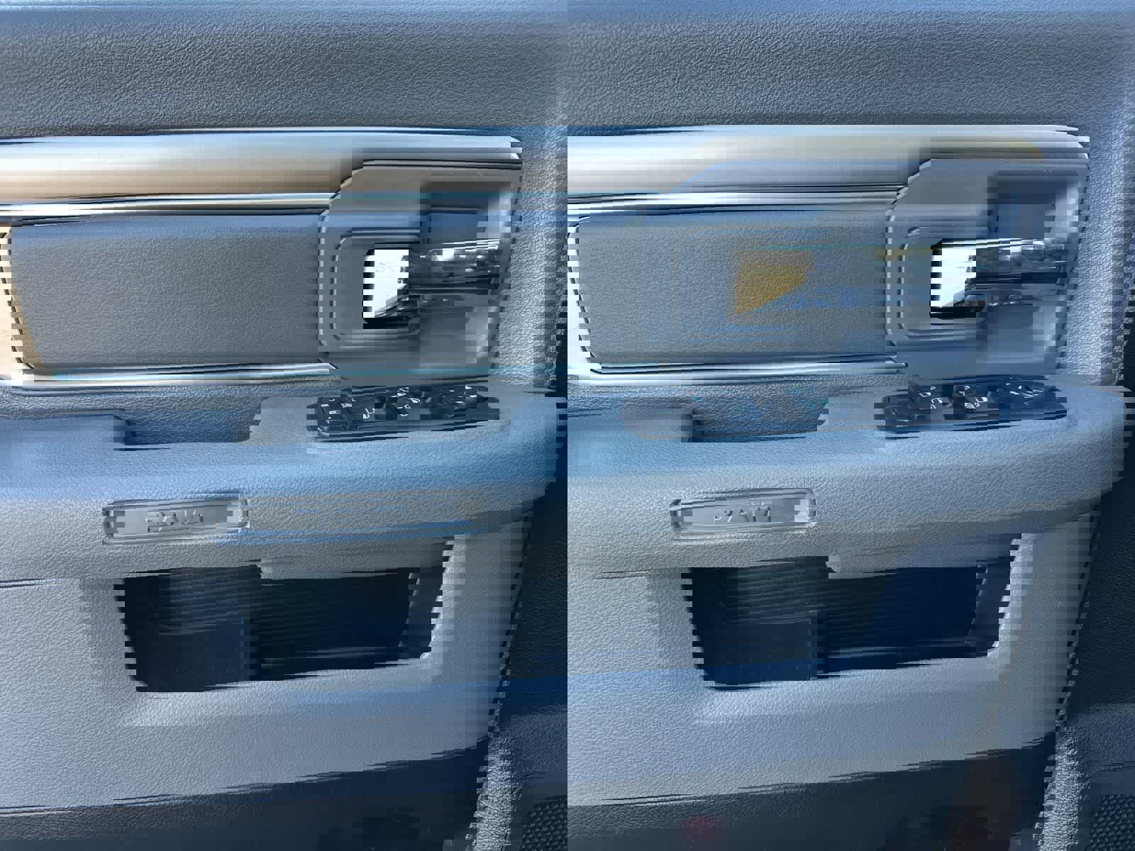 Used 2014 RAM 1500 Outdoorsman image 12