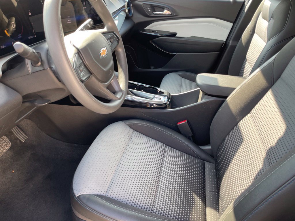 Used 2025 Chevrolet Trax LT FWD image 9