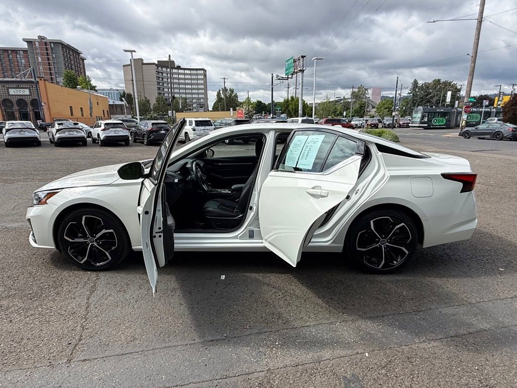 Used 2025 Nissan Altima 2.5 SR FWD image 16