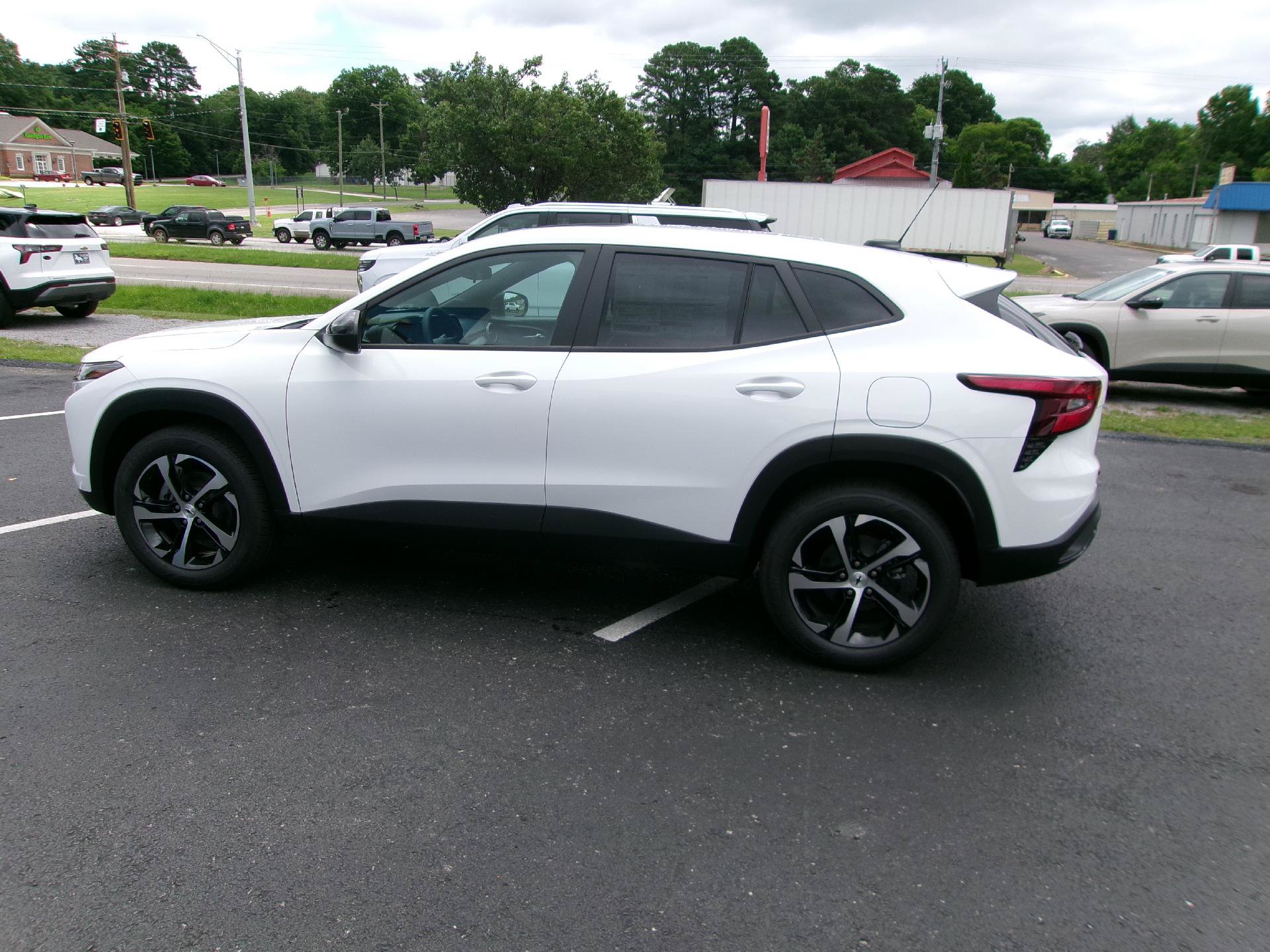 New 2026 Chevrolet Trax RS w/ Sunroof Package FWD image 5