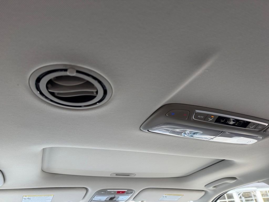 Used 2025 Kia Telluride EX w/ EX Captain's Chair Package image 15