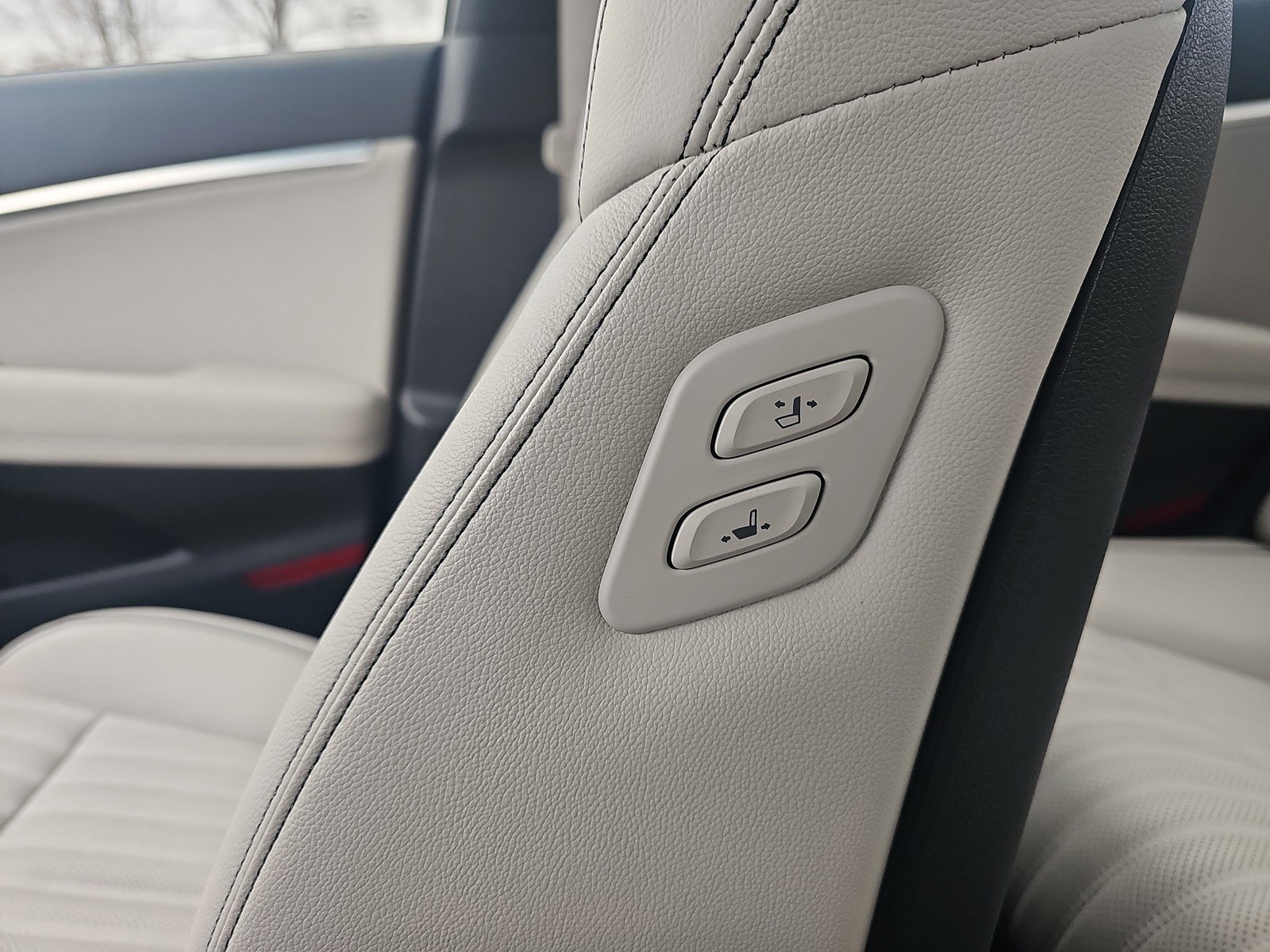 Used 2025 Genesis G70 3.3T Advanced image 17