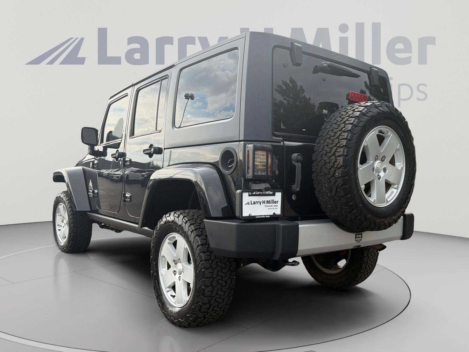 Used 2011 Jeep Wrangler Unlimited Sahara w/ Connectivity Group AWD/4WD image 3