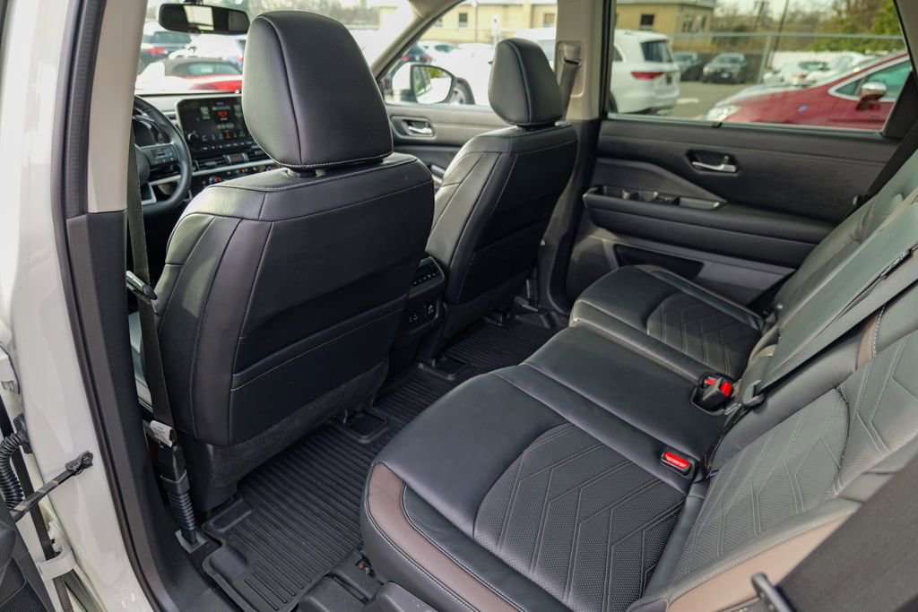 Used 2022 Nissan Pathfinder Platinum w/ Cargo Package image 26