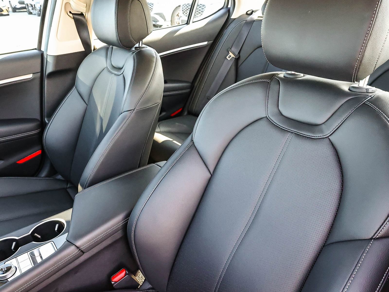 Used 2025 Genesis G70 2.5T image 29