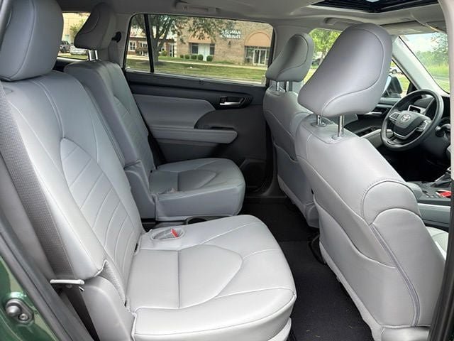 Used 2025 Toyota Highlander XLE AWD/4WD image 11