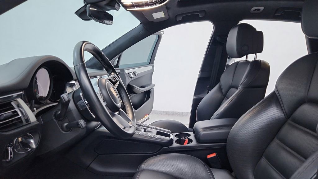 Used 2020 Porsche Macan Turbo image 20