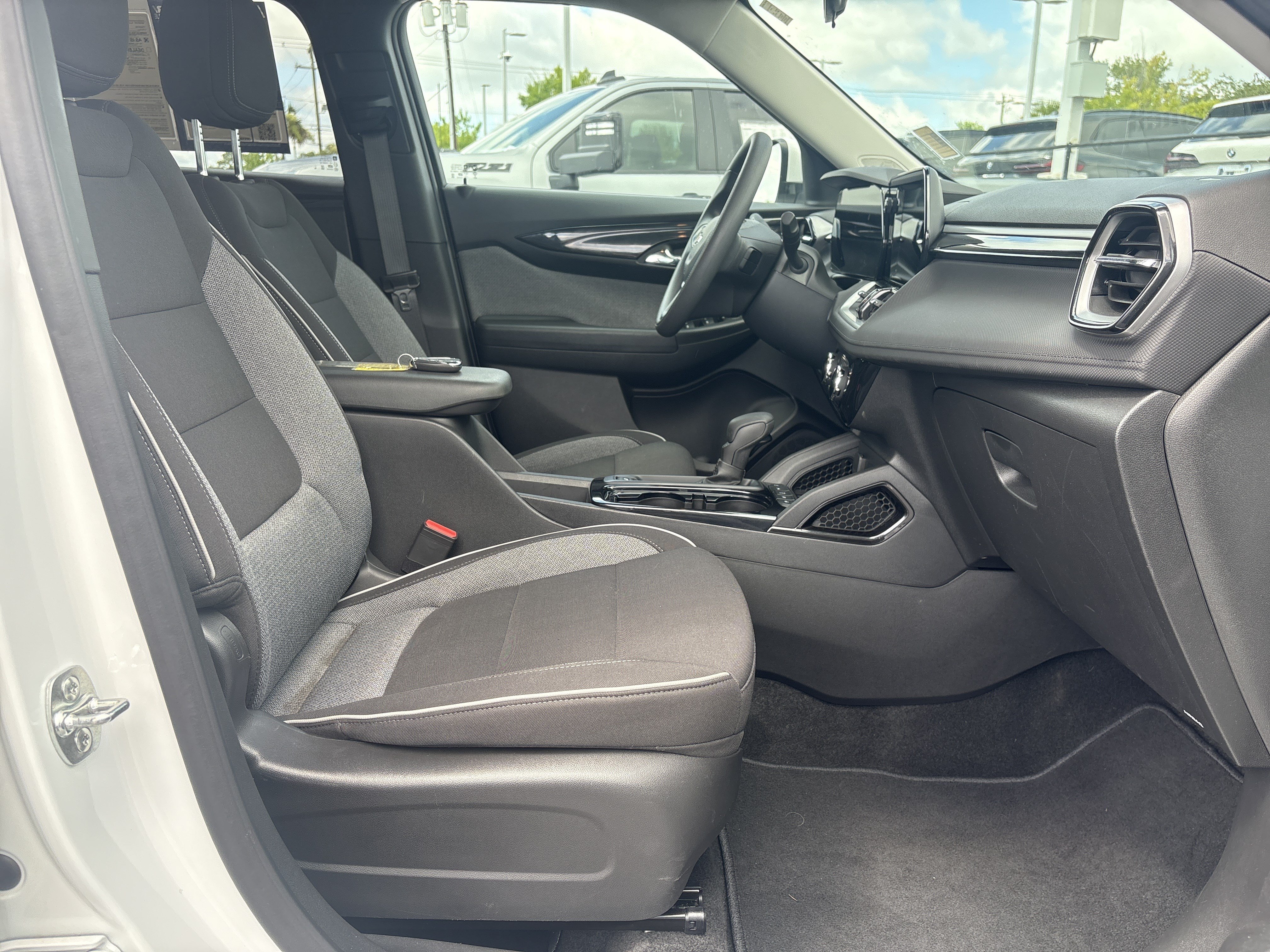 Used 2025 Chevrolet TrailBlazer LT FWD image 30