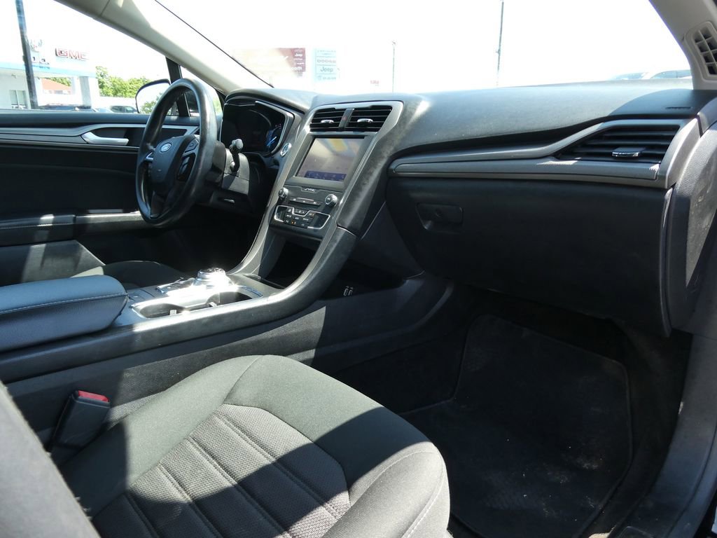 Used 2020 Ford Fusion SE FWD image 14