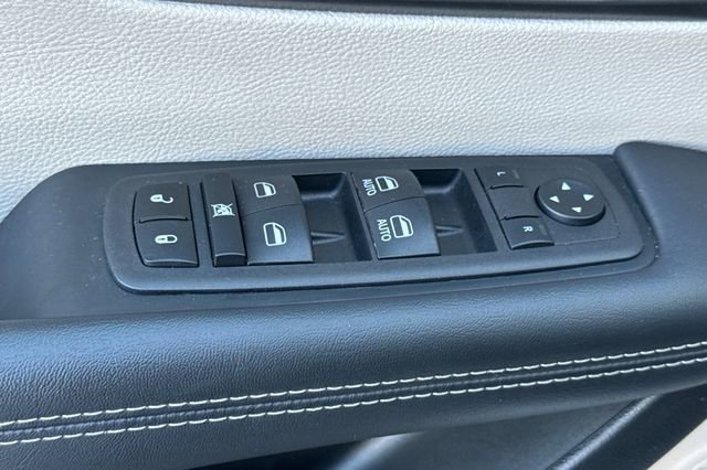 Used 2023 Chrysler Pacifica Touring-L image 12