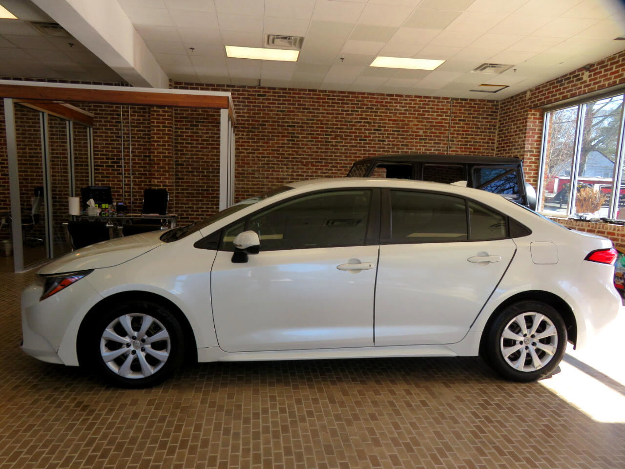 Used 2020 Toyota Corolla LE image 66