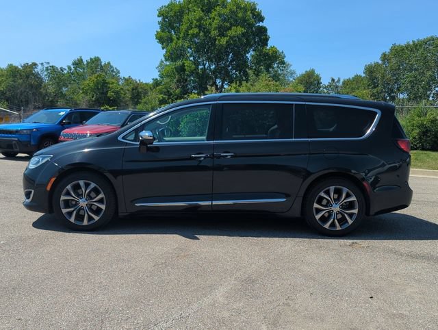 Used 2020 Chrysler Pacifica Limited w/ Tire & Wheel Group FWD image 6