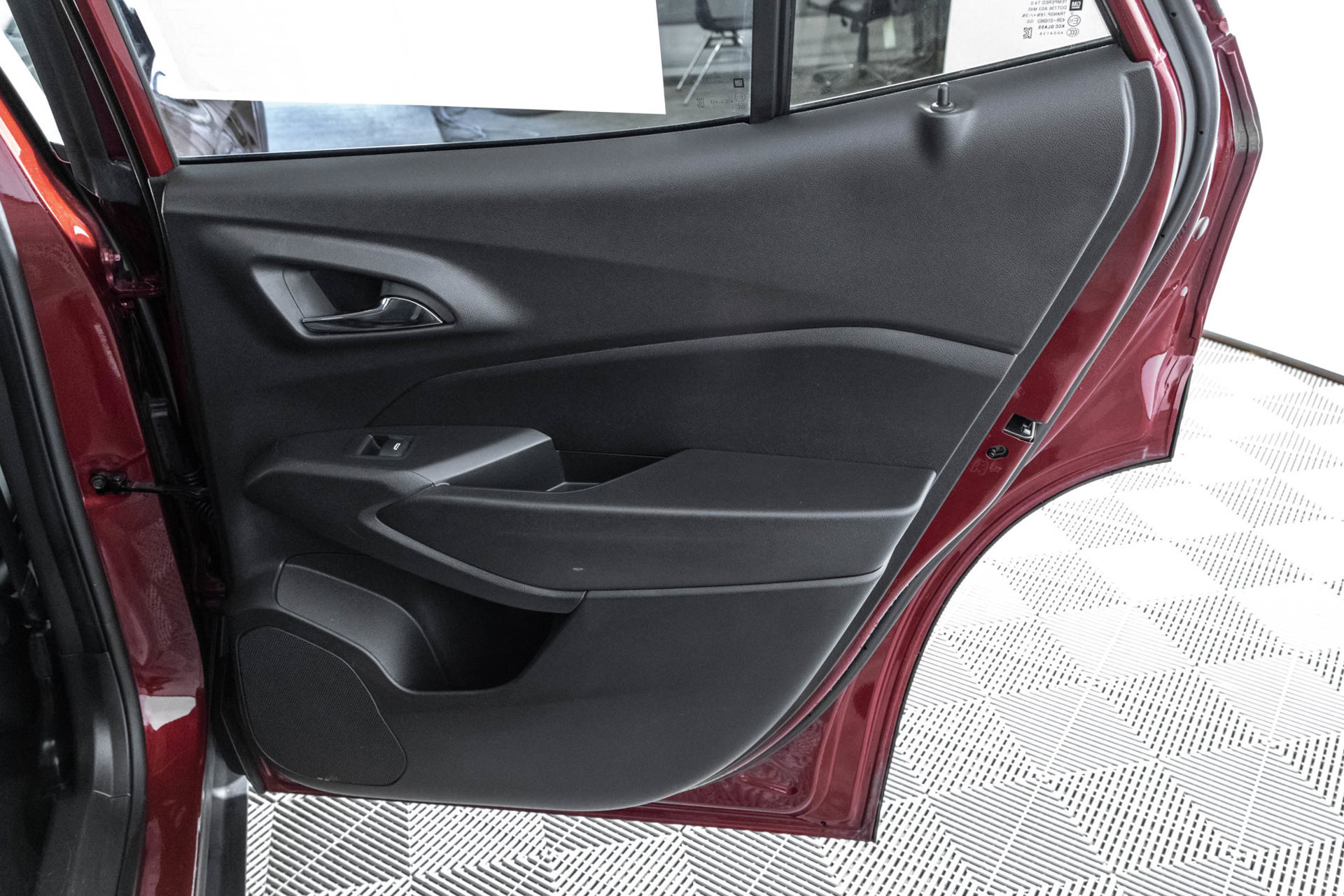 Used 2025 Chevrolet Trax LT FWD image 38