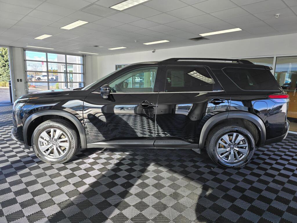 Used 2025 Nissan Pathfinder SV image 7
