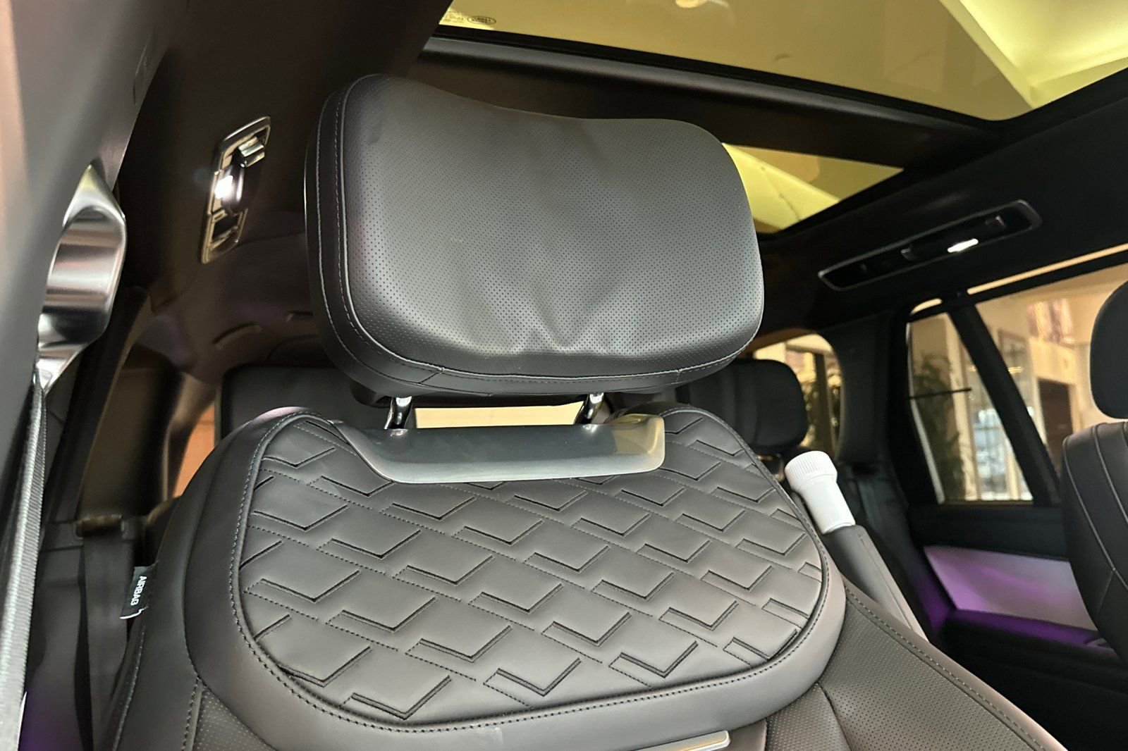 Used 2025 Land Rover Range Rover SV image 35