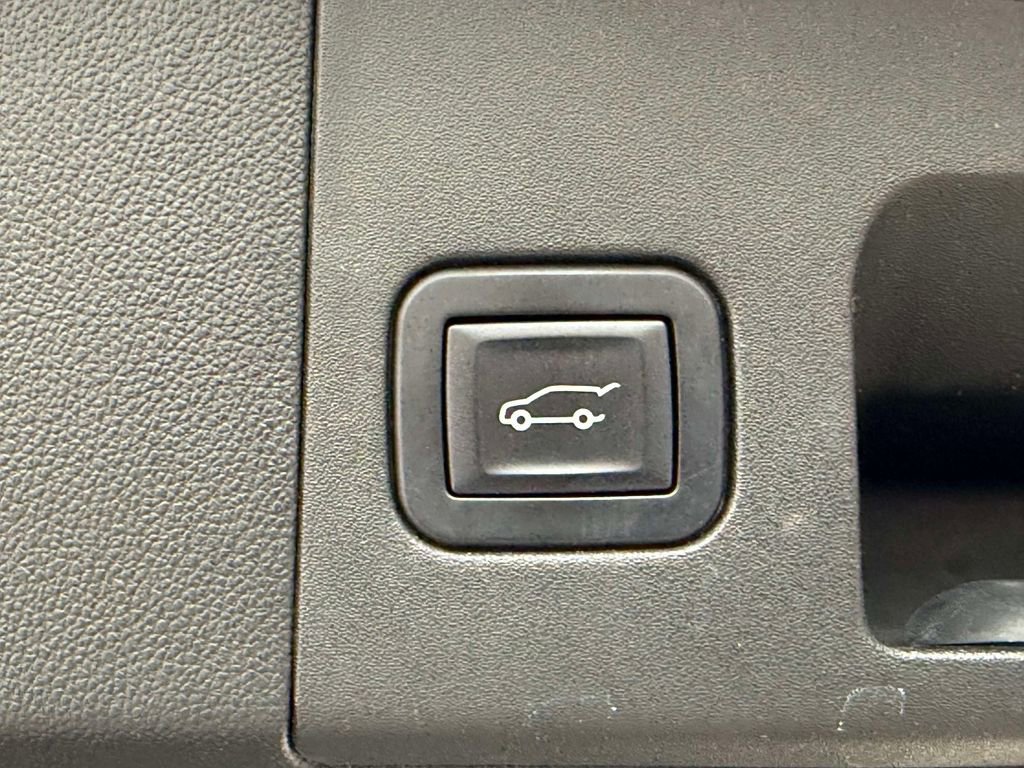 Used 2017 Cadillac XT5 Luxury w/ Driver Awareness Package image 18