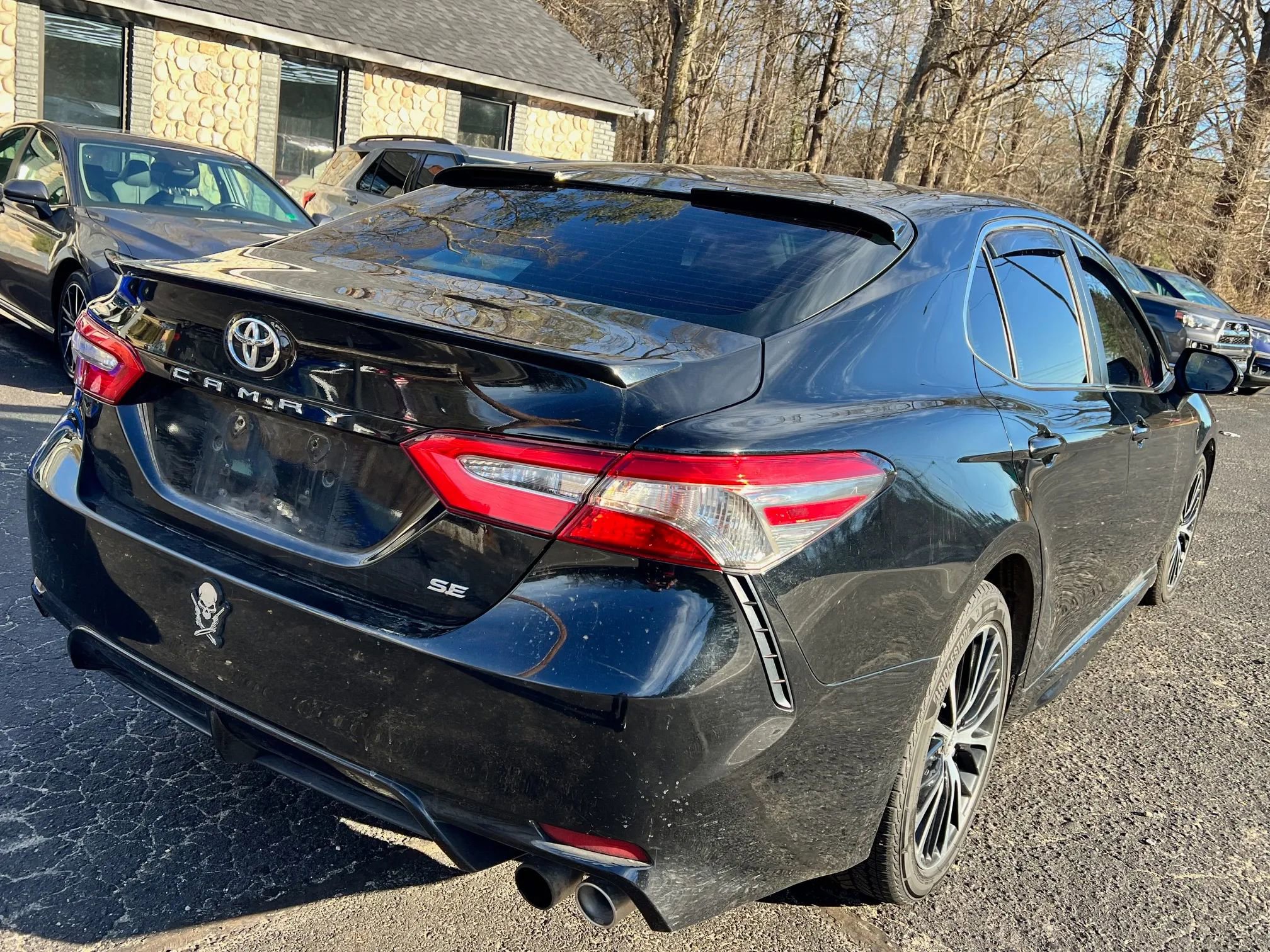 Used 2018 Toyota Camry SE image 2