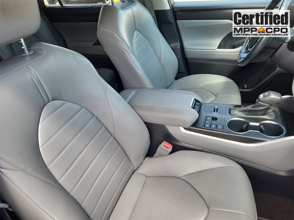 Used 2023 Toyota Highlander L image 18
