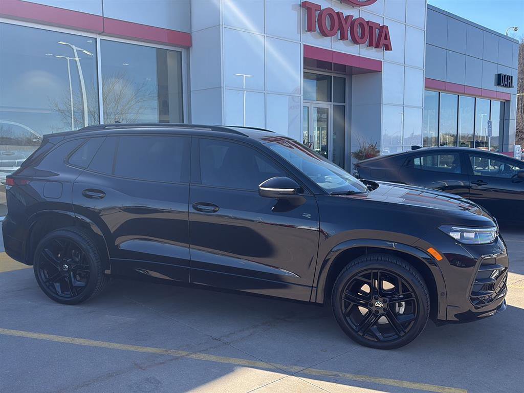 Used 2025 Volkswagen Tiguan SE R-Line image 3