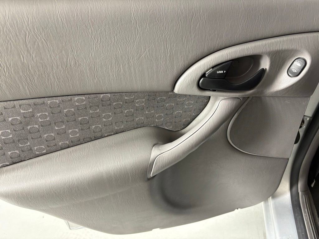 Used 2003 Ford Focus ZX5 Hatchback FWD image 27