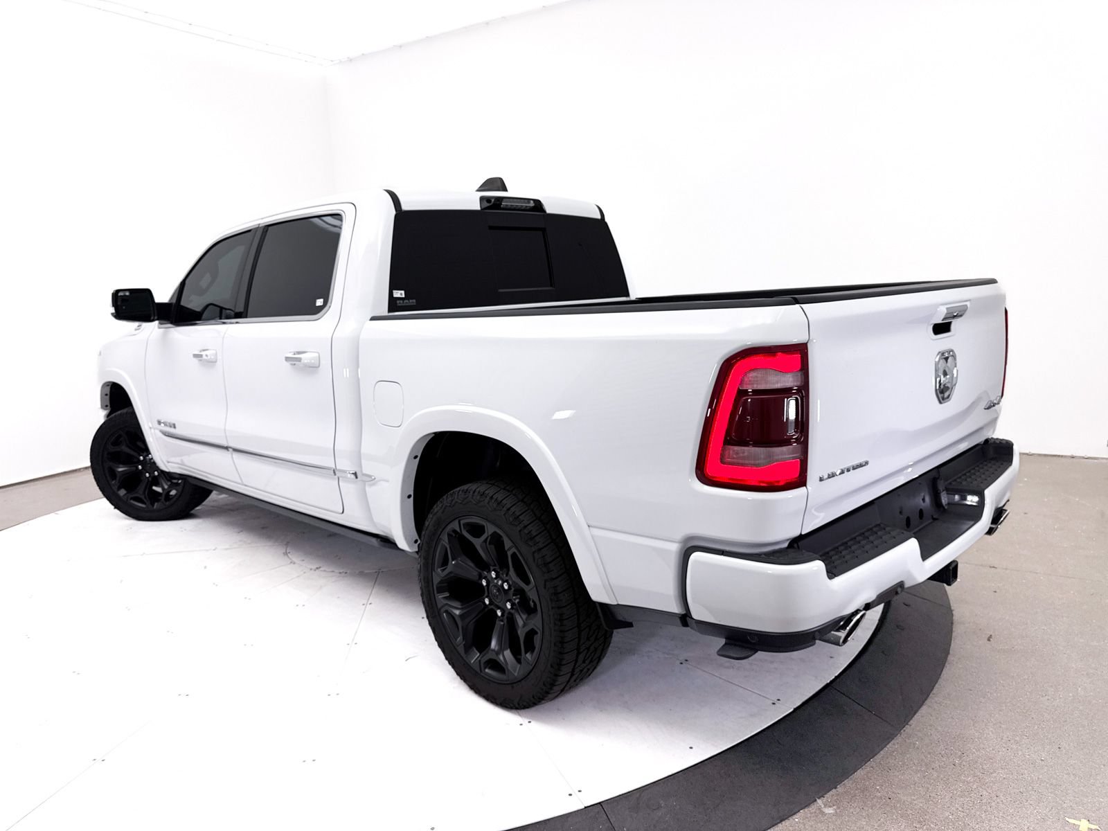 Used 2021 RAM 1500 Limited AWD/4WD image 2