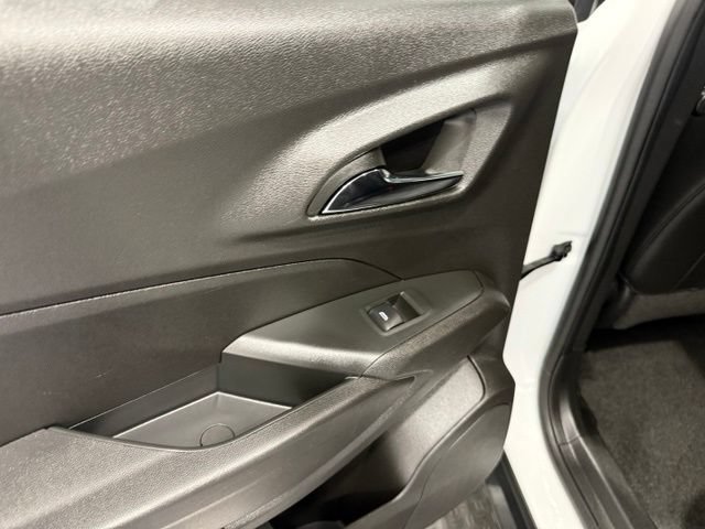 Used 2025 Chevrolet Trax LT FWD image 18