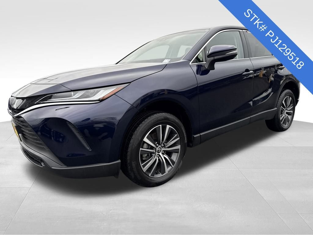 Used 2023 Toyota Venza LE image 3