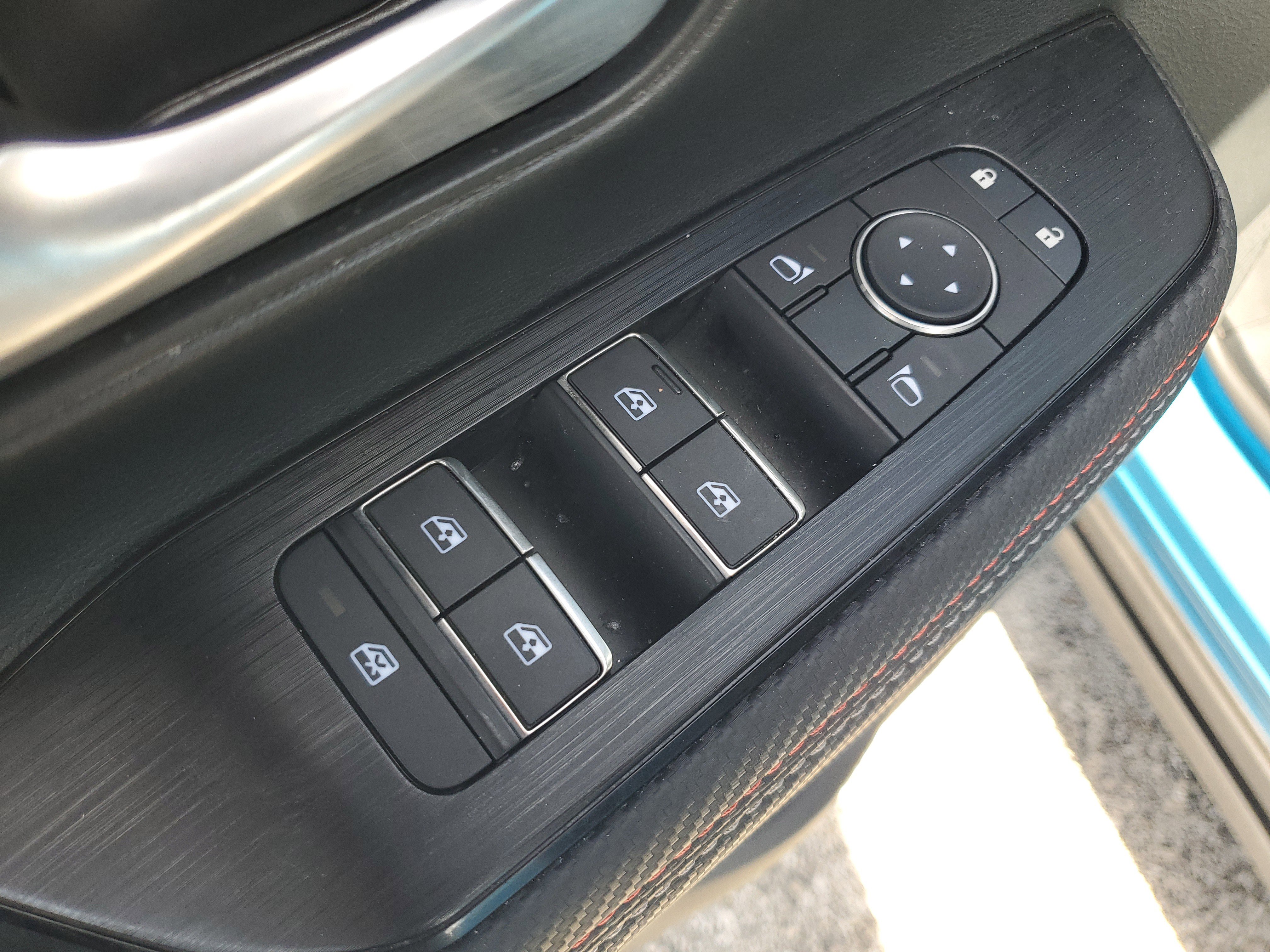 Certified 2025 Nissan Kicks SR FWD image 10