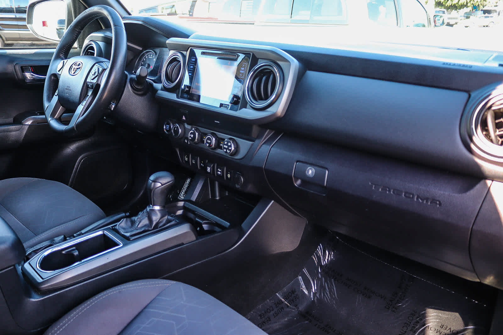 Used 2019 Toyota Tacoma TRD Off-Road w/ Technology Package AWD/4WD image 17