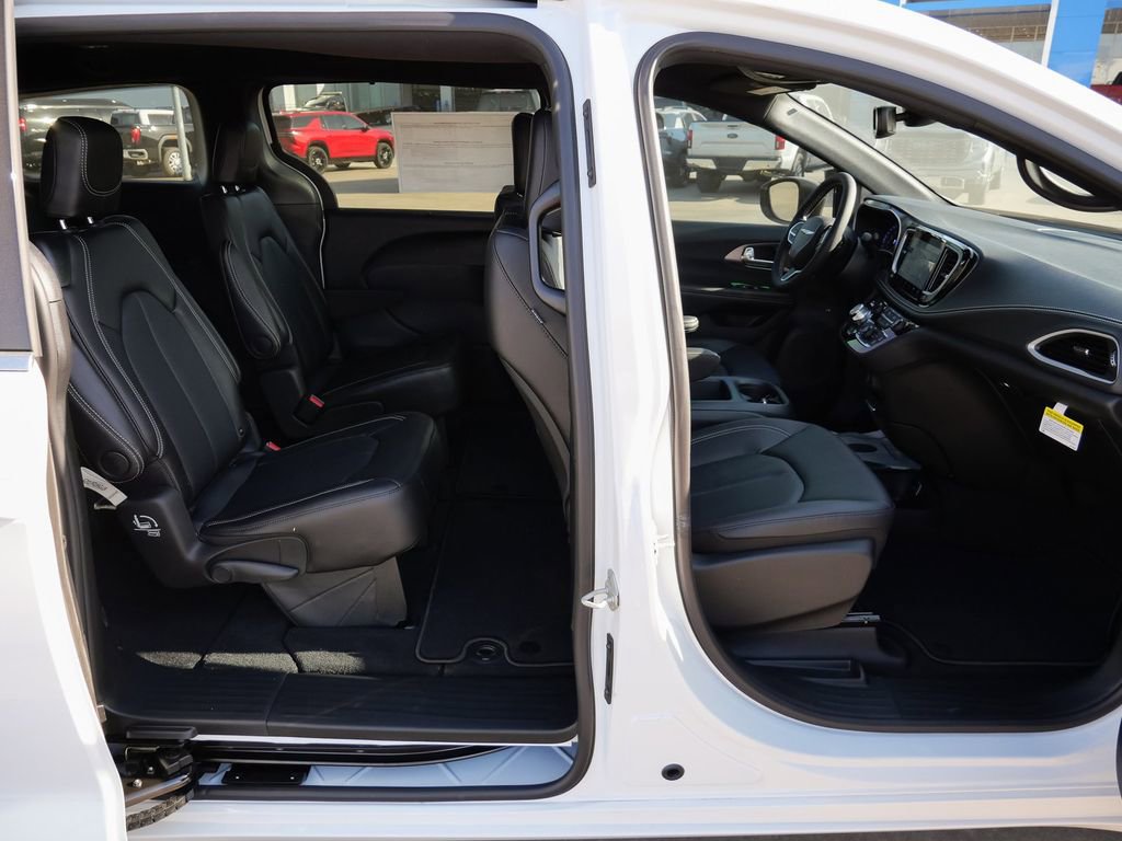 New 2026 Chrysler Pacifica Select image 13