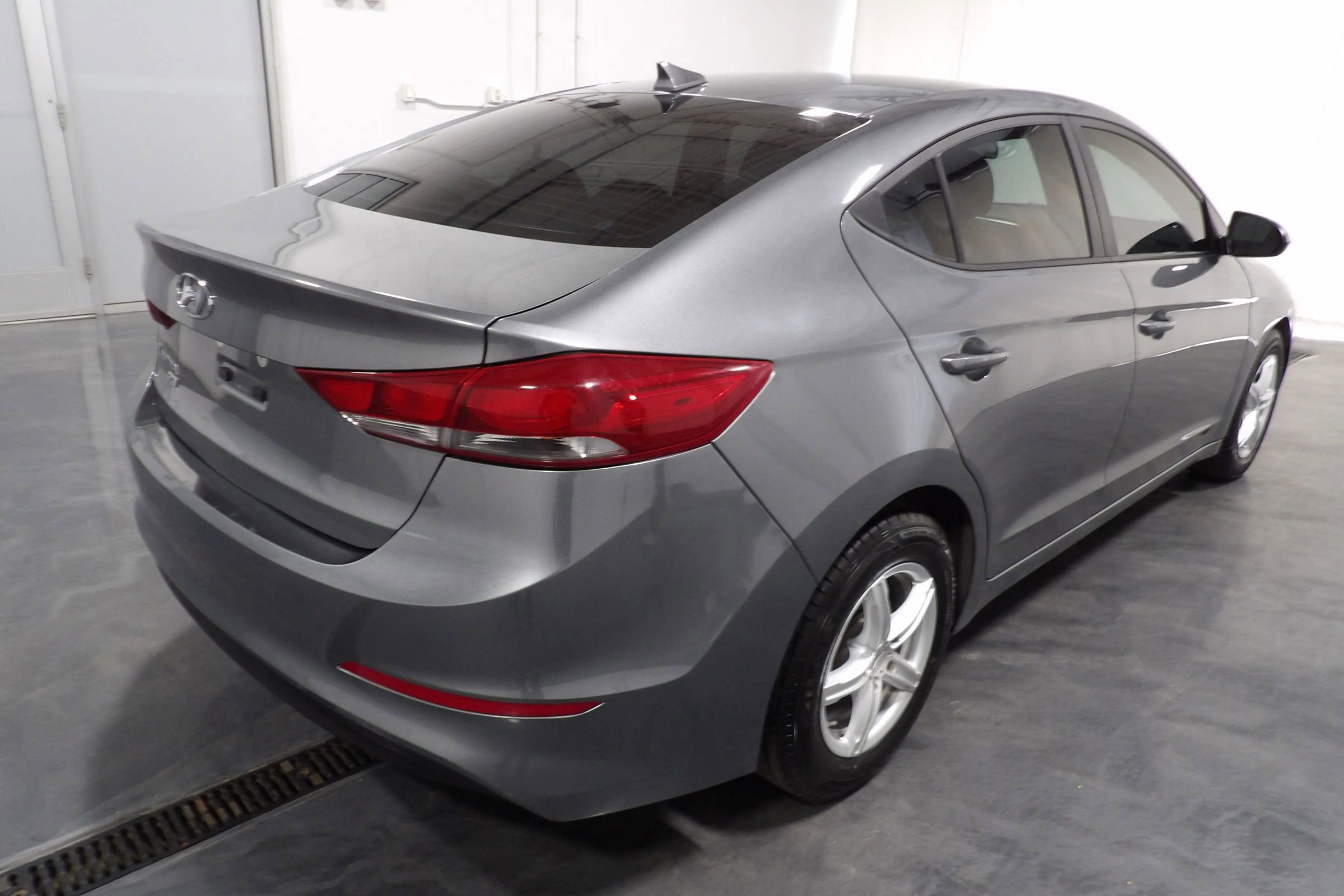 Used 2017 Hyundai Elantra SE image 4