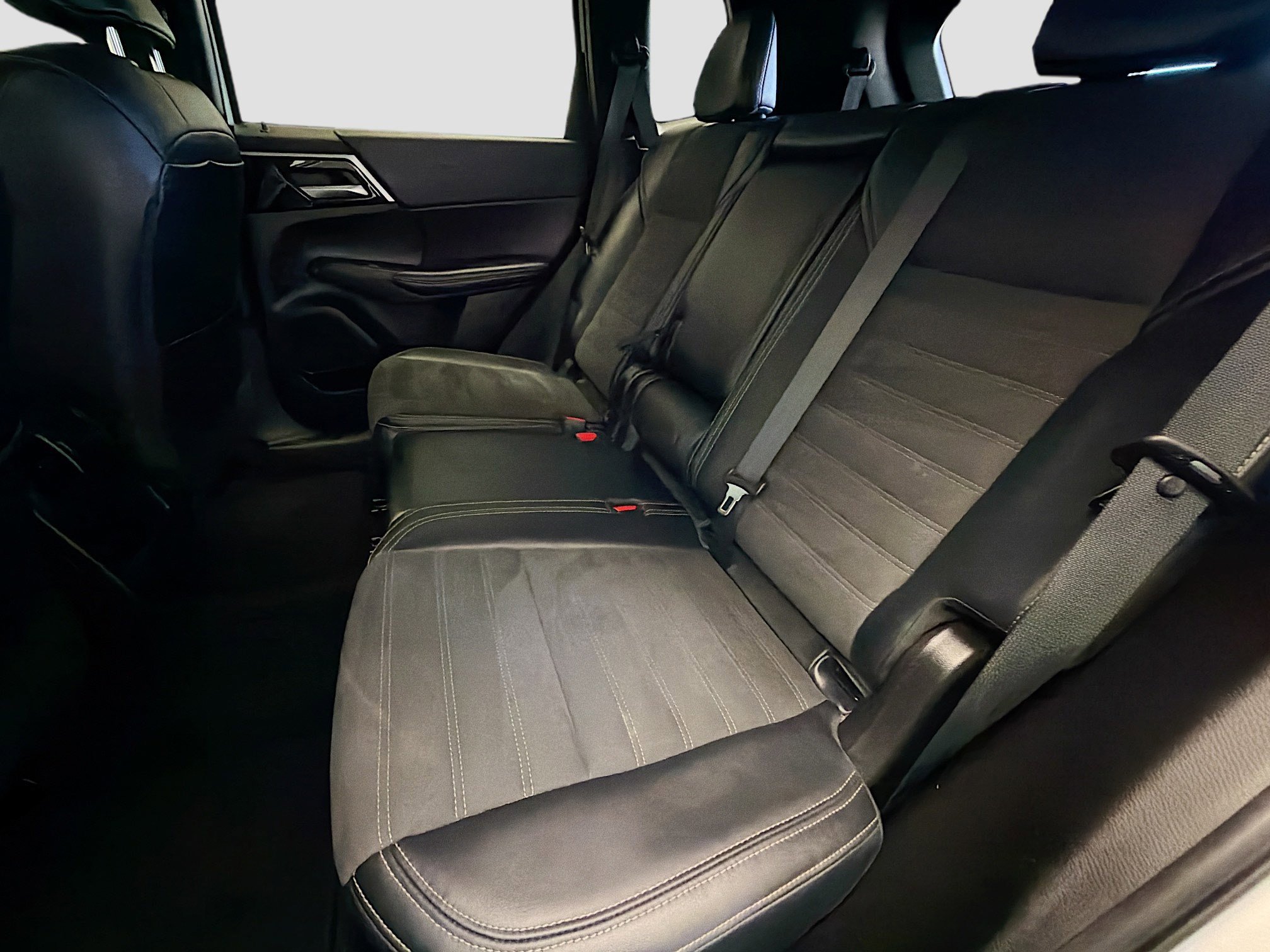 Used 2024 Mitsubishi Outlander SE image 13