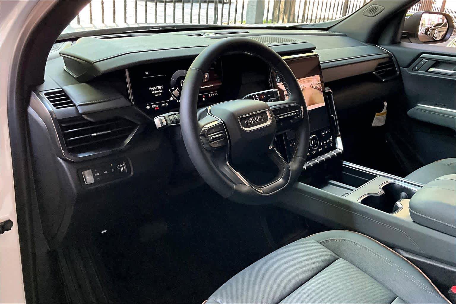 Used 2025 GMC Acadia AT4 w/ Luxury Package AWD/4WD image 17