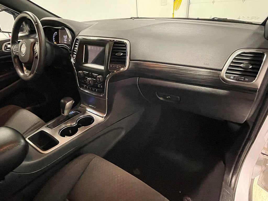 Used 2019 Jeep Grand Cherokee Laredo image 28