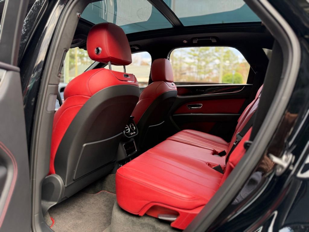 Used 2023 Bentley Bentayga image 28