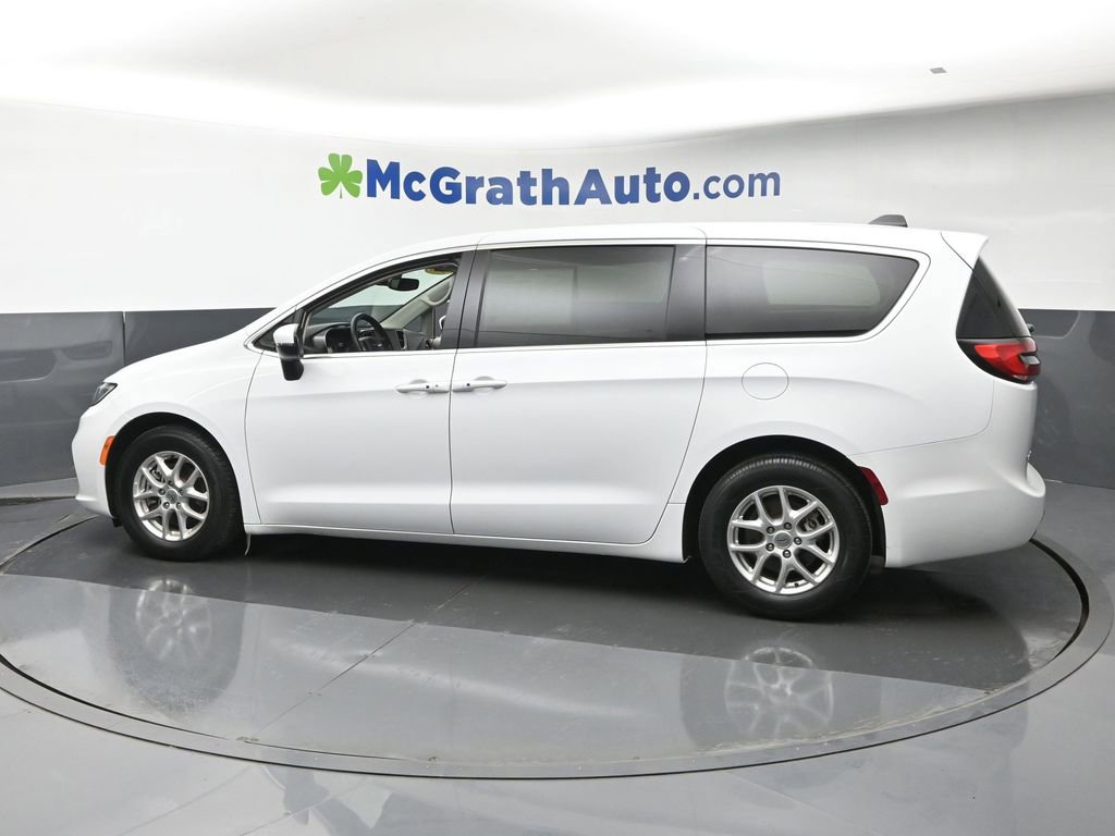 Used 2023 Chrysler Pacifica Touring-L FWD image 22
