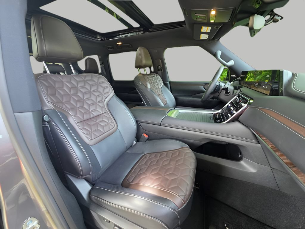 Used 2025 Nissan Armada Platinum Reserve AWD/4WD image 16