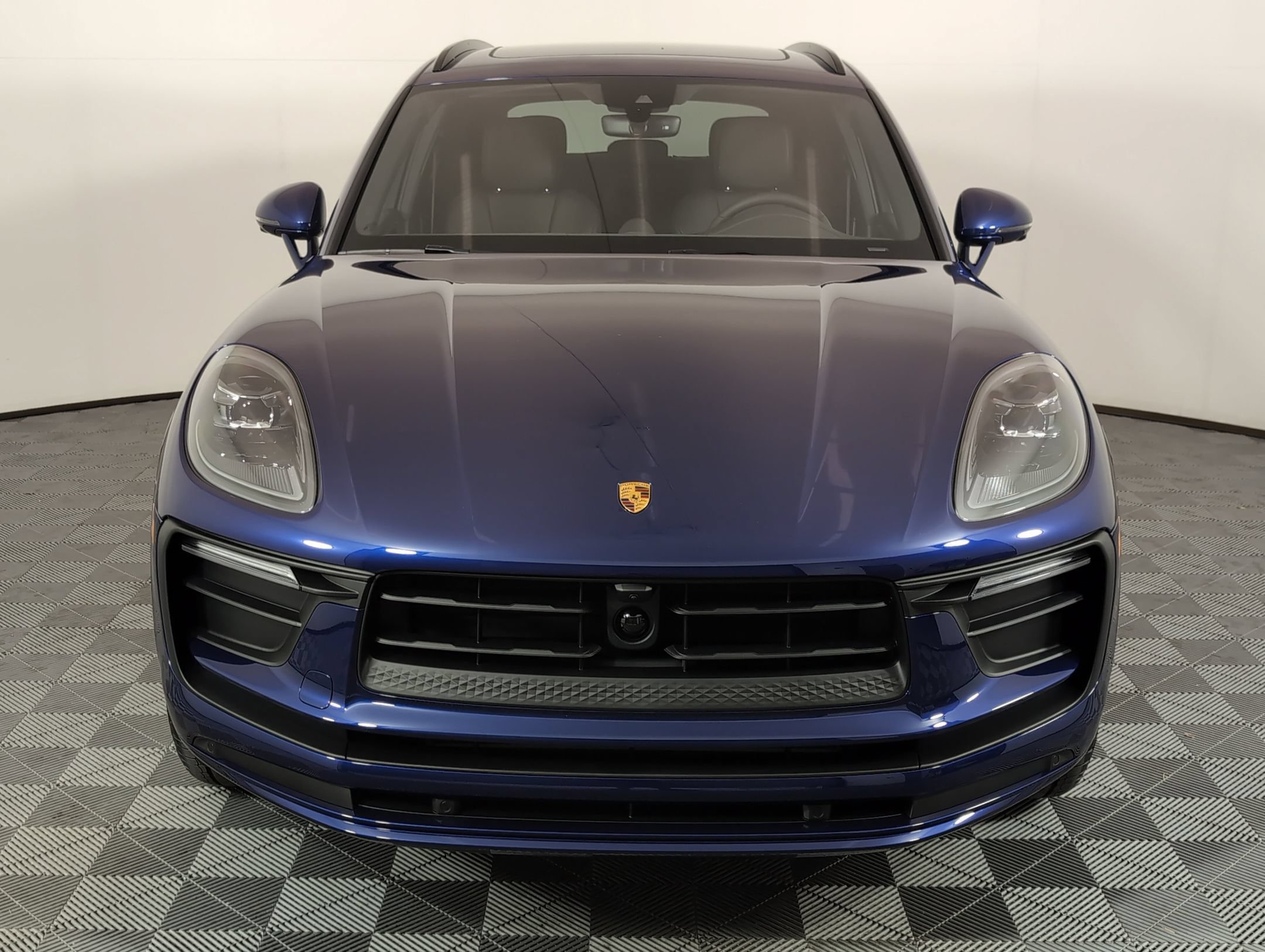 Certified 2025 Porsche Macan AWD/4WD image 11